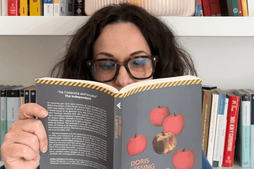 Valeria legge libro Venuto al mondo di Doris Lessing