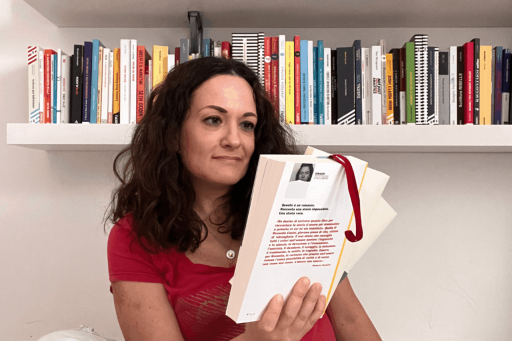 Valeria seduta per terra che legge un libro